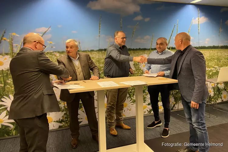 Aannemers en gemeente Helmond tekenen contract voor de bouw van de MFSA De Braak