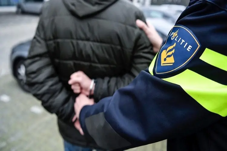 Politie houdt verdachte autohandelaar aan in Deurne en doorzoekt pand